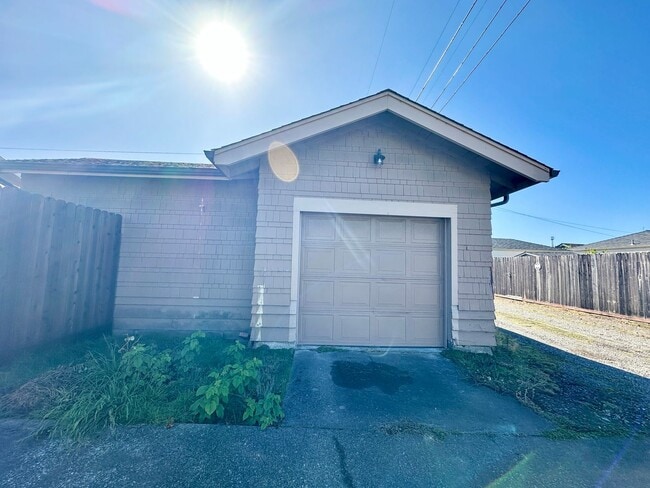 Building Photo - Craftsman Bungalow with Fantastic Fenced Yard