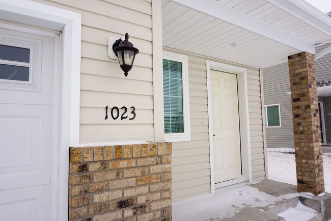 Building Photo - 3 Bed 2 Bath Twin Home