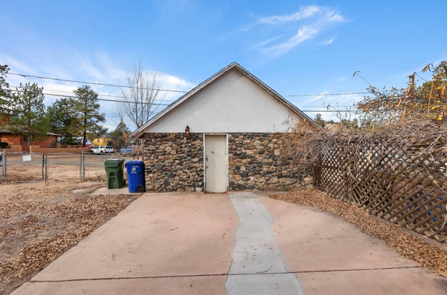 Building Photo - Charming 2 Bedroom, 1 Bathroom Back Unit with Private Yard — Close to Downtown