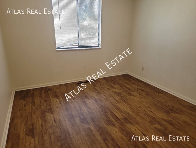 Building Photo - AVAILABLE in OCTOBER!! Cozy 2 Bed / 1 Bath...