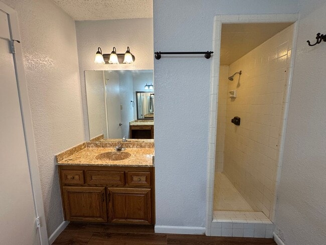 Building Photo - 807 Bass Cir