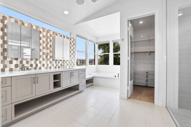 Building Photo - 1650 Murano Pl