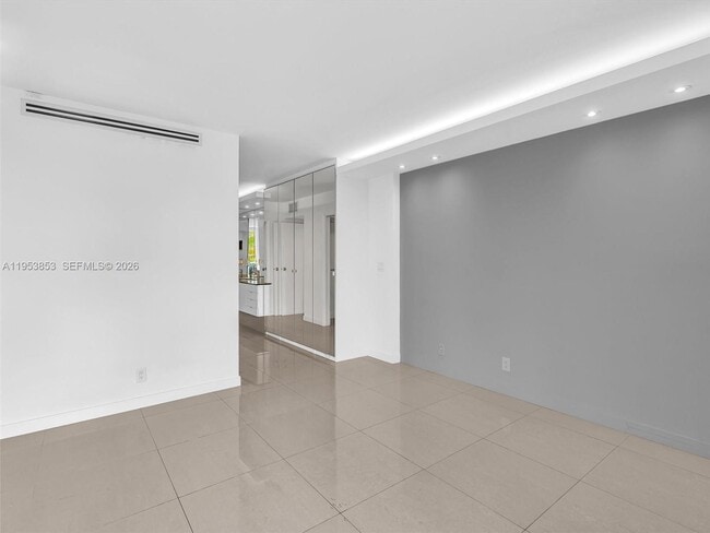 Building Photo - 100 Bayview Dr