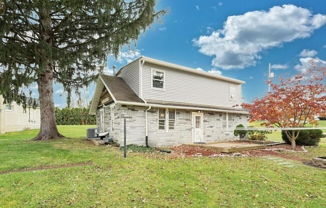 Building Photo - Beautiful 3 Bedroom, 1.5 Bath in Colonial West York!