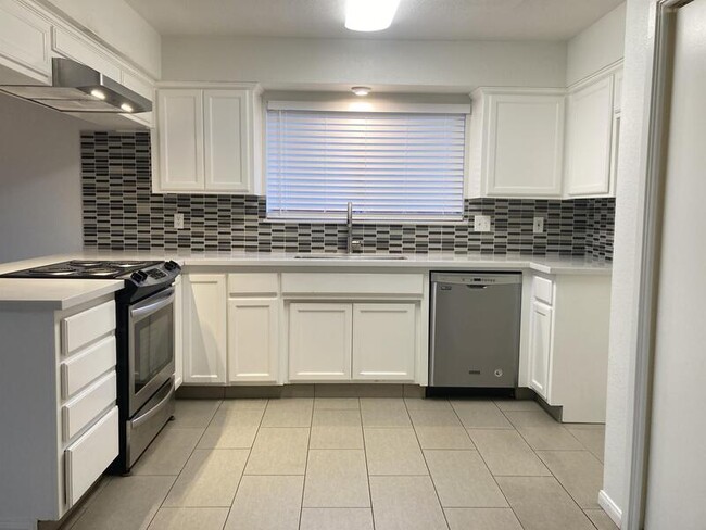 Building Photo - 1813 Scenic View Dr
