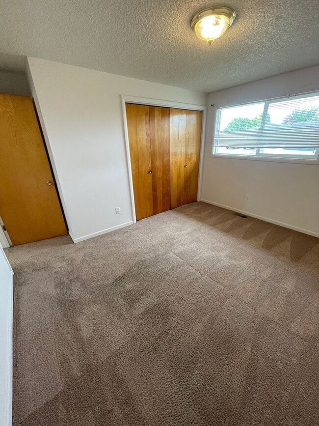 Building Photo - Great Pet Friendly Two Bedroom Duplex in Lebanon!