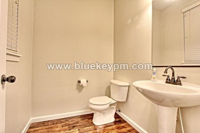 Building Photo - 3 Bed, 2.5 Bath Luxury Pet Friendly Home in Ridgefield