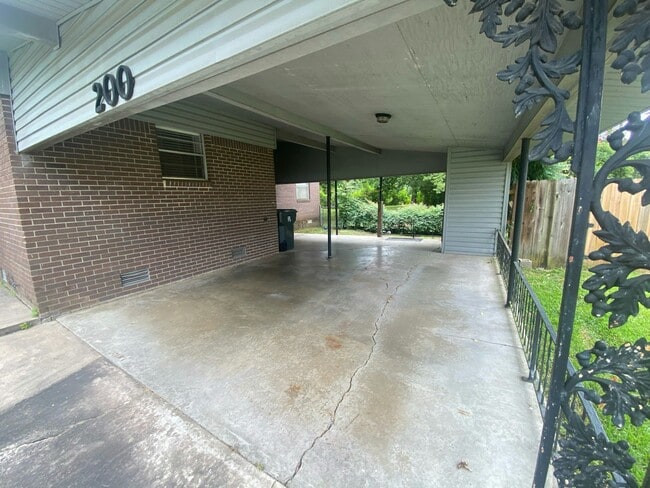 Building Photo - 200 Oak Ln