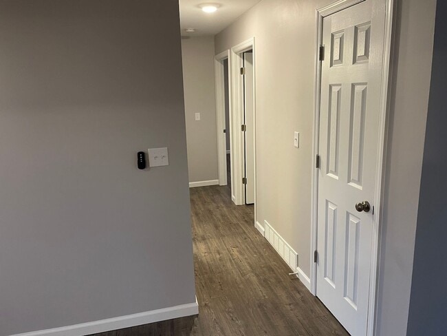 Building Photo - 3 Bed 1.5 Bath home **Available May***