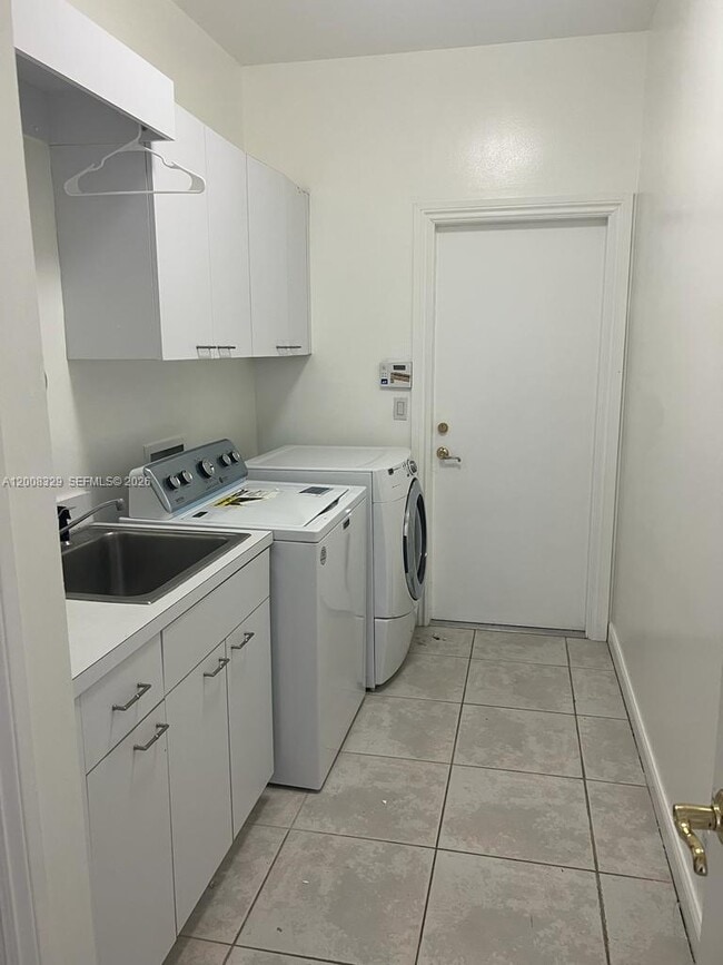 Building Photo - 2534 Poinciana Dr