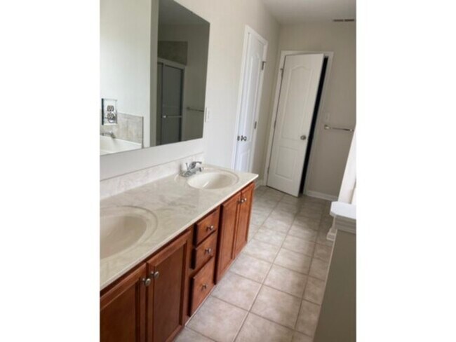Building Photo - 50 Breezewood Dr