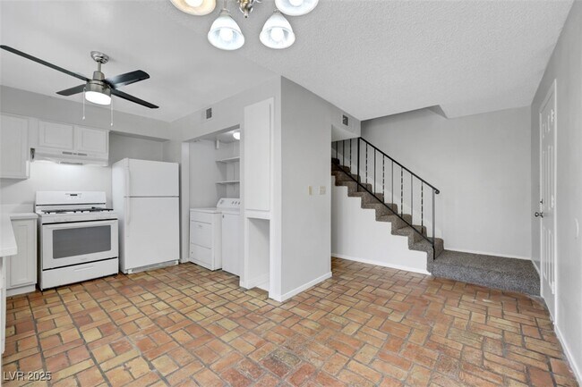 Building Photo - 1520 Hialeah Dr