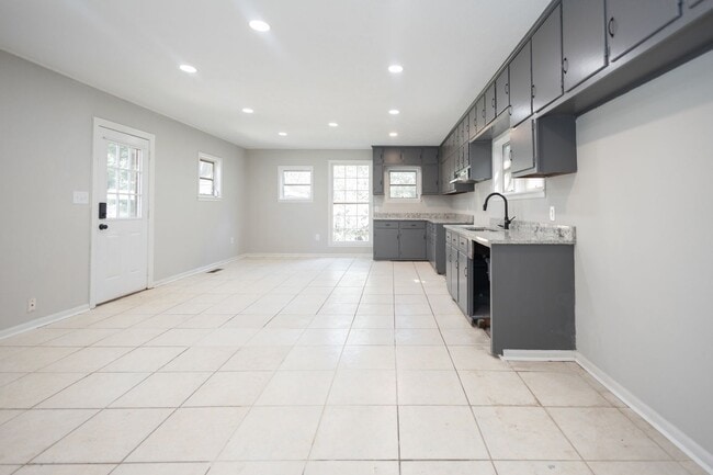 Building Photo - 907 W Broad St