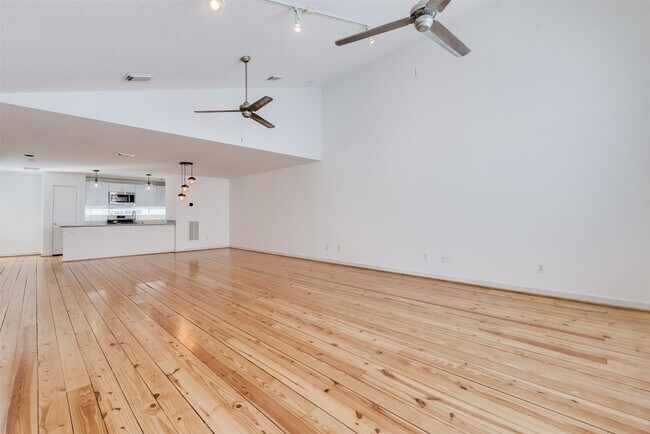 Building Photo - 1637 Tuam St
