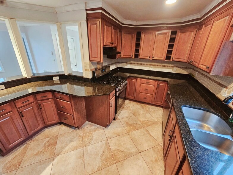 Building Photo - 158 Baker St