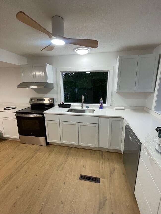 Building Photo - 304 Poplar St