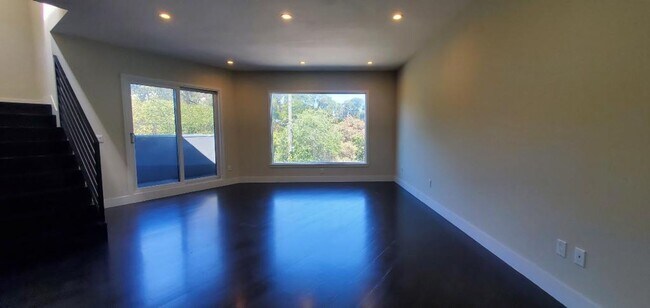 Building Photo - Re-imagine the Bayview with this beautiful corner 3-story townhome available for rent!