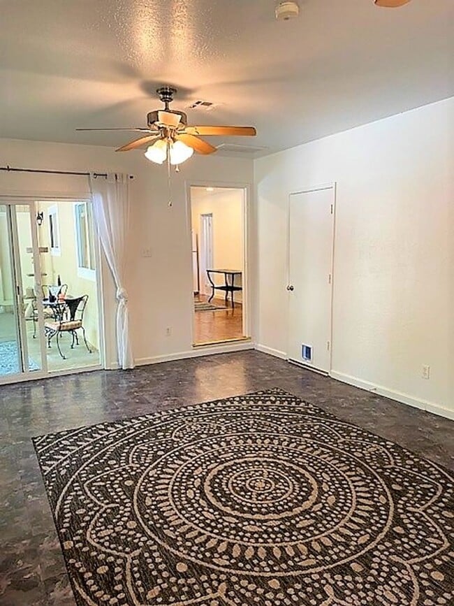Building Photo - Lovely Home in W. Redding!!
