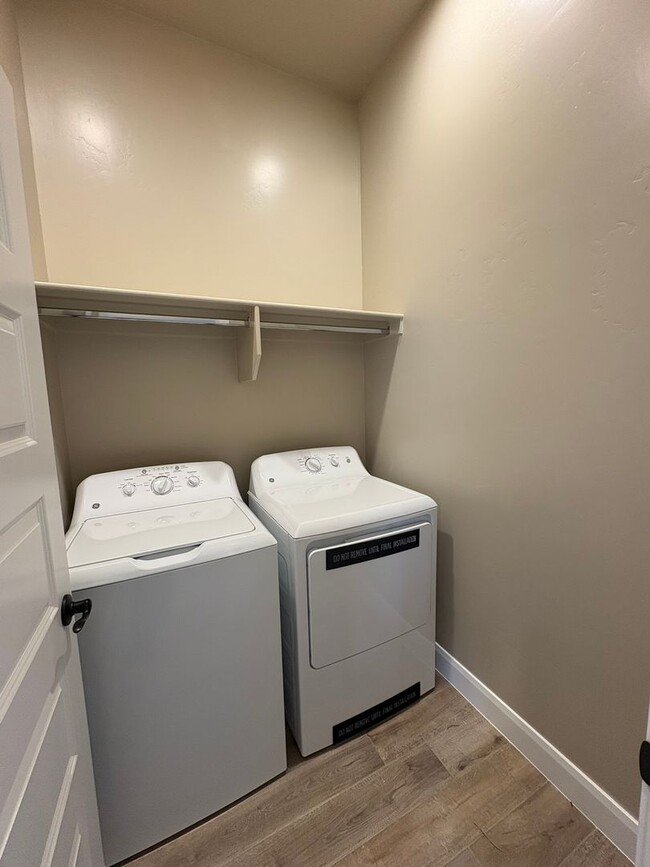 Building Photo - Brand New Townhome In Hurricane