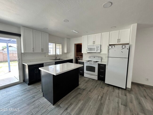 Building Photo - 413 W Piute Ave