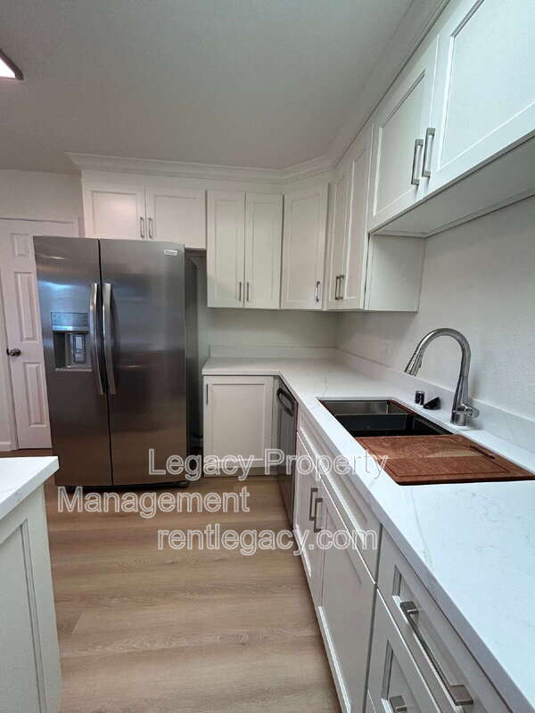 Building Photo - 1525 James St