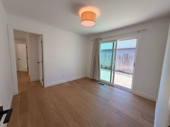 Building Photo - Spacious 4 Bedroom/2Bathroom Home in South San Francisco!