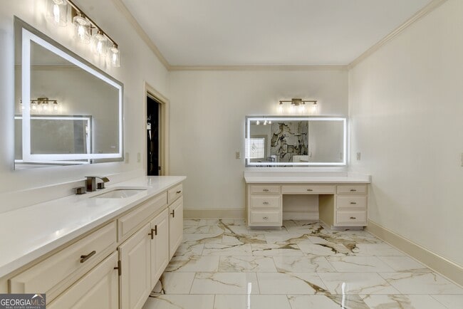 Building Photo - 8910 Pinehurst Cove