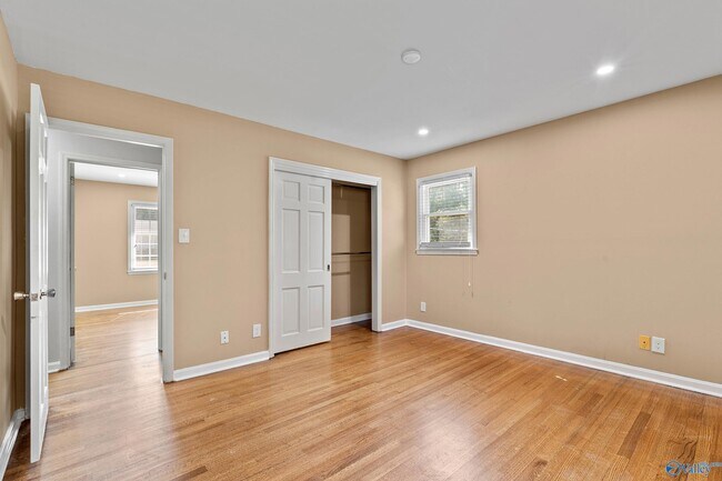 Building Photo - 407 Hillmont Dr NW