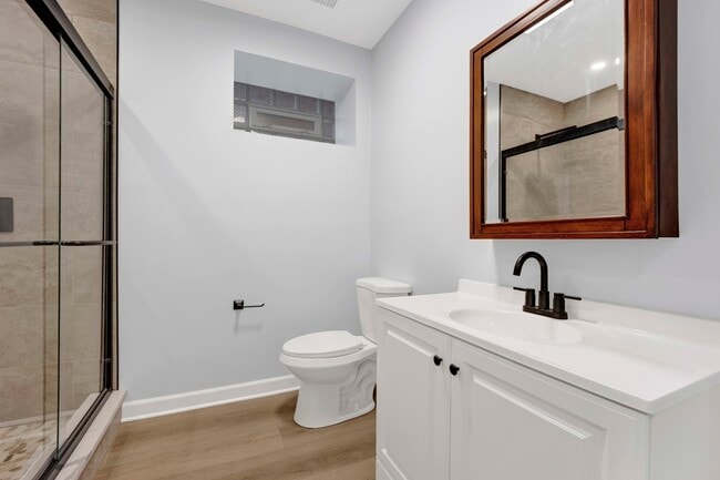 Building Photo - 2329 N Geneva Terrace