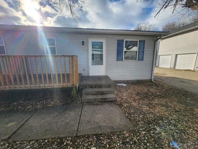 Building Photo - Updated 2 Bedroom Duplex on North Side