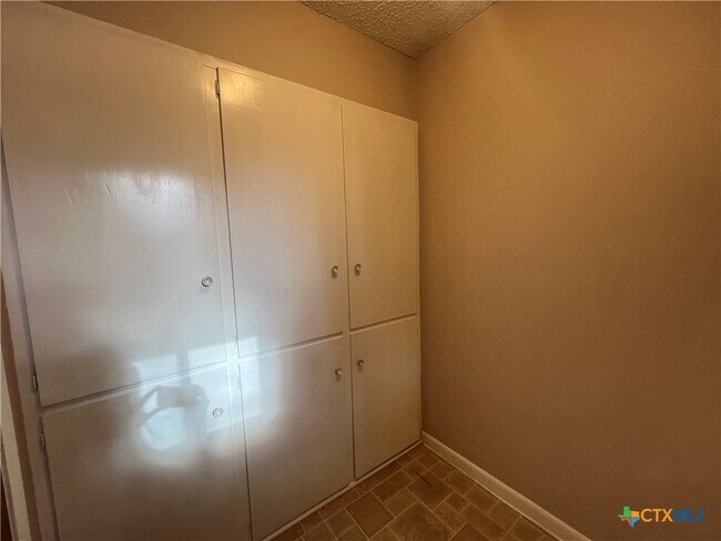 Building Photo - 801 Timber Dr