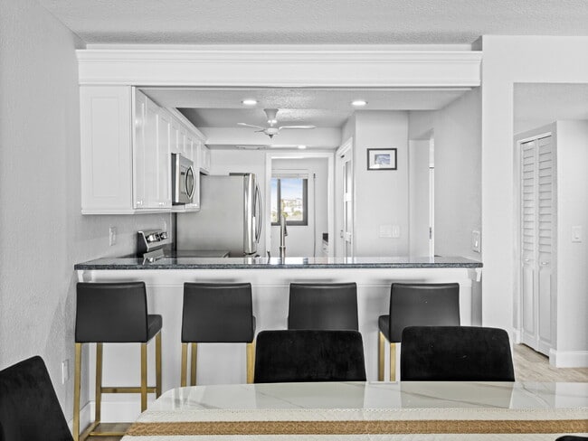 Building Photo - Four Seasons River Front Condo