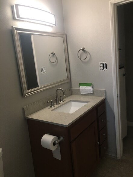 Bathroom Quartz Countertop - 126 N La Plaza