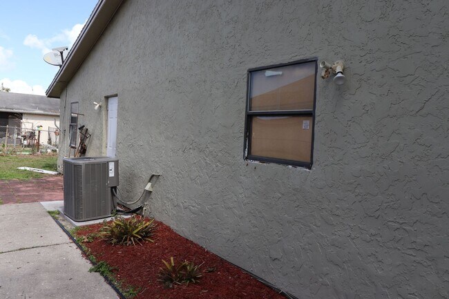 Building Photo - 727 Lucaya Dr