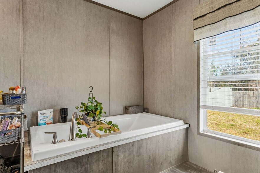 Building Photo - 134 N Larry Dr