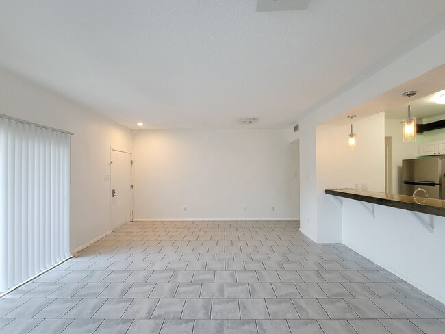 Building Photo - Spacious one of a kind 2 bedroom 2 bath condo in excellent condition. Entire condo has been paint...