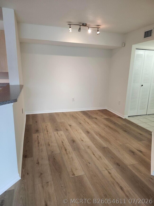 Building Photo - 1009 Villa Cir