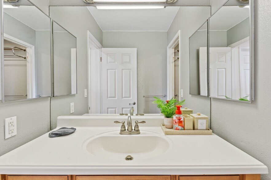 upstair bathroom - 34 Silva Ave