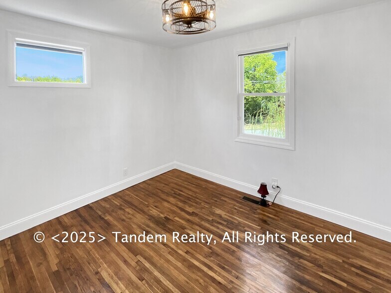 Building Photo - 633 Lane Dr