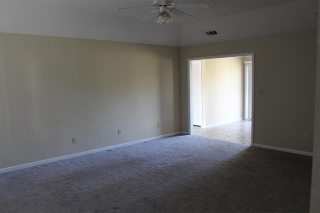 Building Photo - 2806 Stonewater Dr