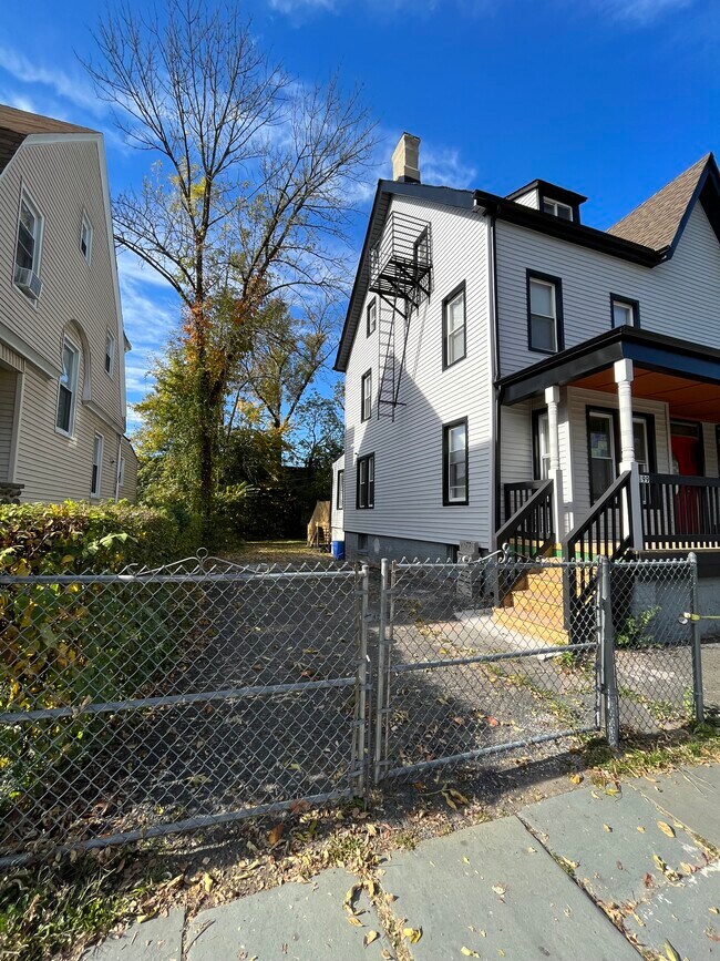 Private Driveway - 199 N Clinton St