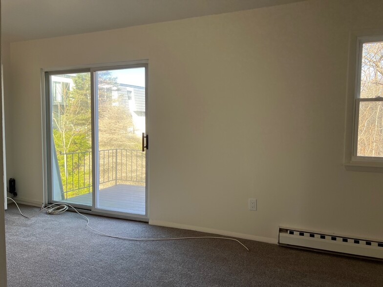 Large one bedroom with decck - 8 White Gate Dr