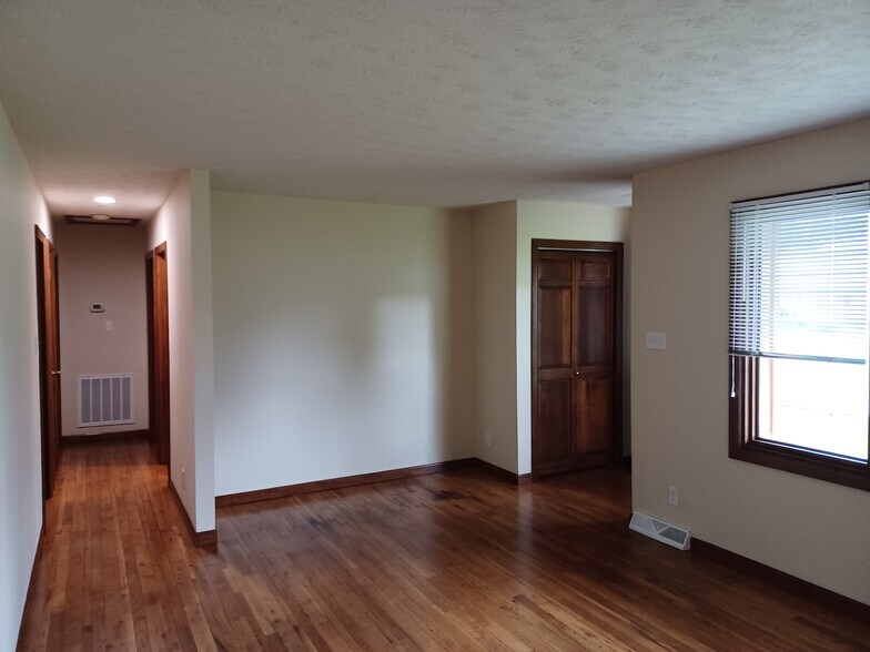 Livingroom - 21 Jade Ln