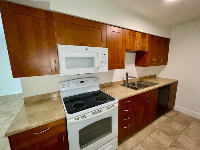 Building Photo - Southern Oaks 2 / 2 with Office & Sun Room