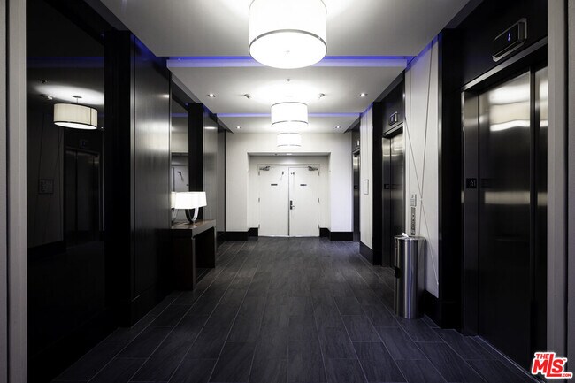 Building Photo - 1100 S Hope St