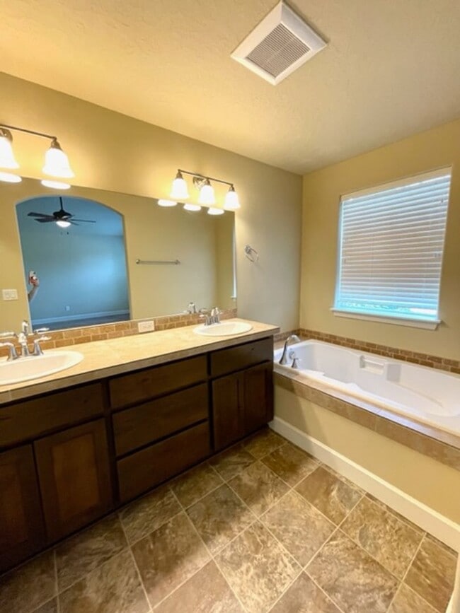 Building Photo - Gorgeous single level home in NE Bend!
