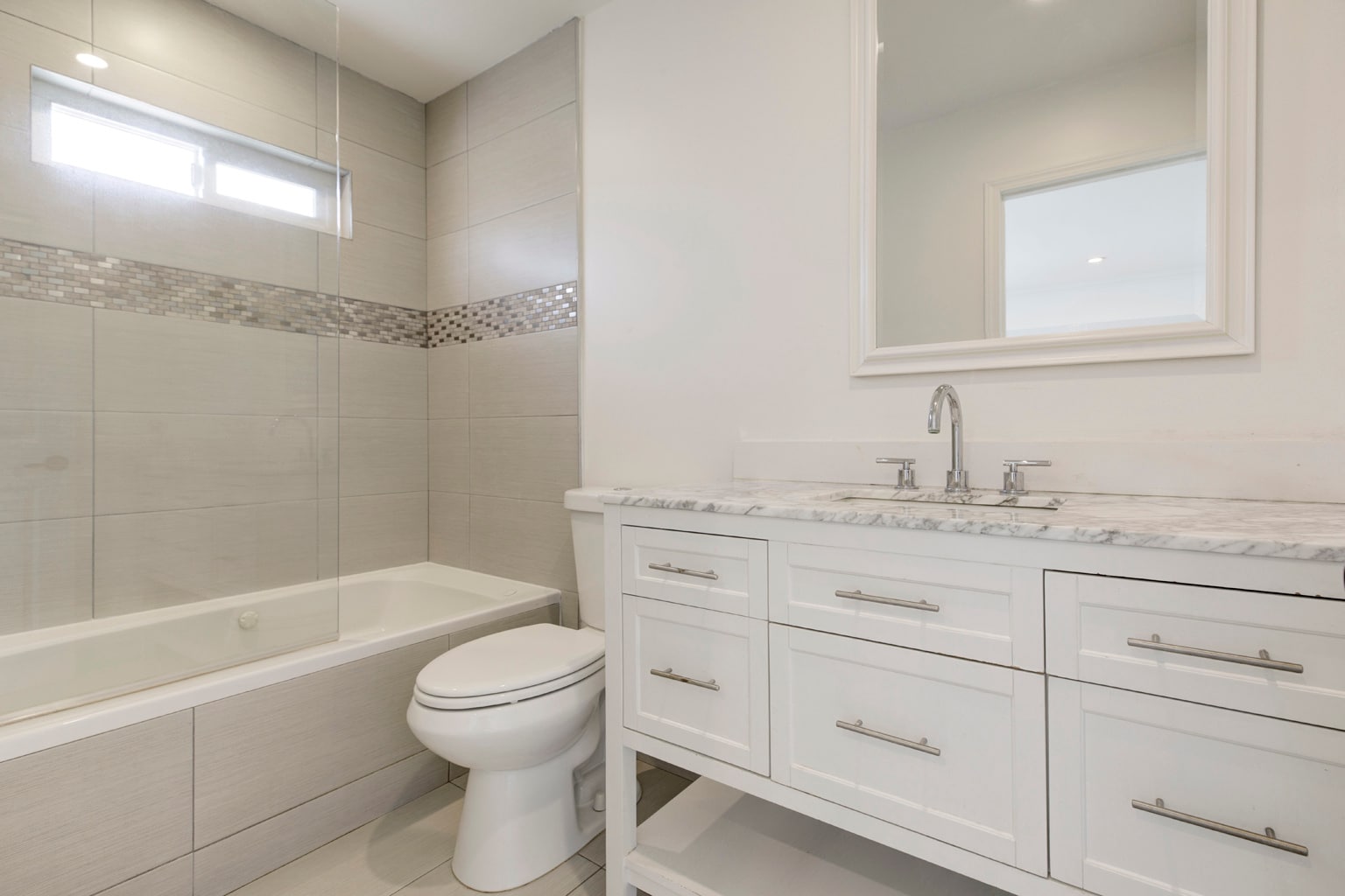 Building Photo - 247 N Oak Ave