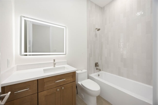 Building Photo - 422 E 41st St