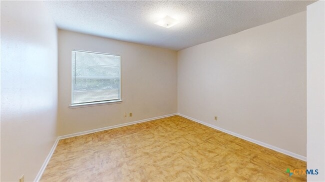 Building Photo - 402 Skyline Ave