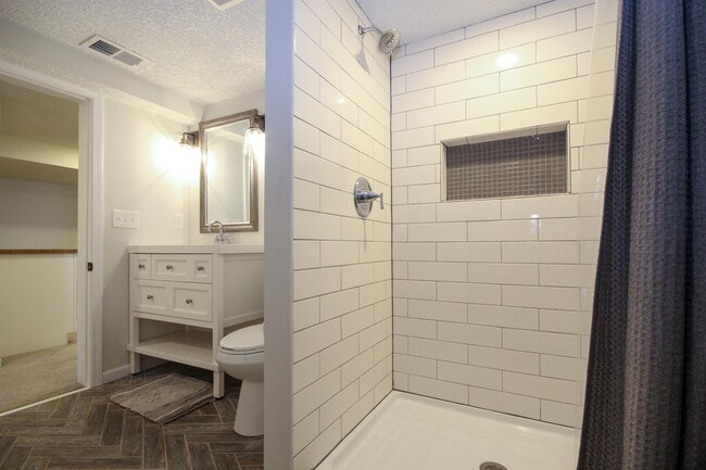 Building Photo - 639 Quincy St NE